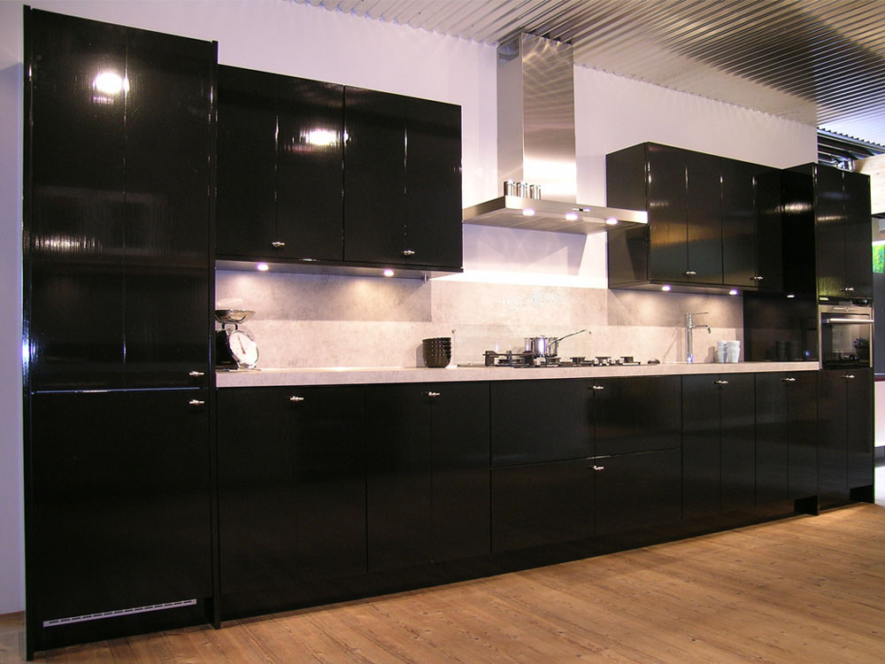 fronty MDF lakierowany, klapy aluminiowe, aventos hf, szuflady tandembox z cichym domykiem, cokół aluminiopodobny, piekarnik i microfala zabudowane w słupku